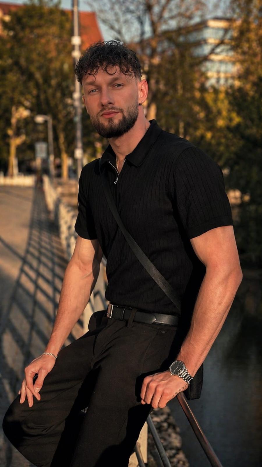Johann in schwarzem Outfit am Wasser