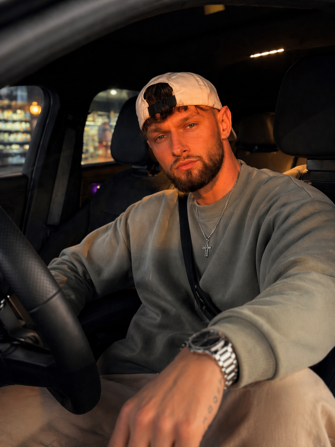 Johann im Auto im warmen Abendlicht